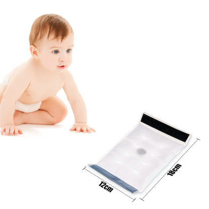 Baby schaut glücklich auf den FingerHEAT Kinderwagen Handwärmer. Maße des Handwärmers sind gut zu erkennen.